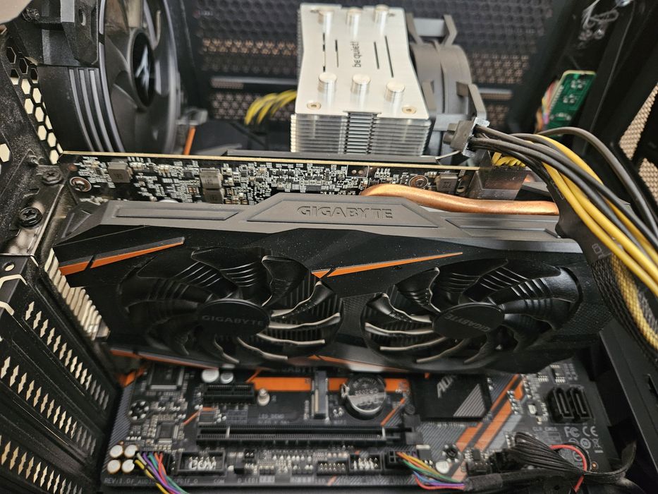 Геймърски компютър, MB Gigabyte Aorus, Intel i3, SSD 480GB, Ram 16GB..