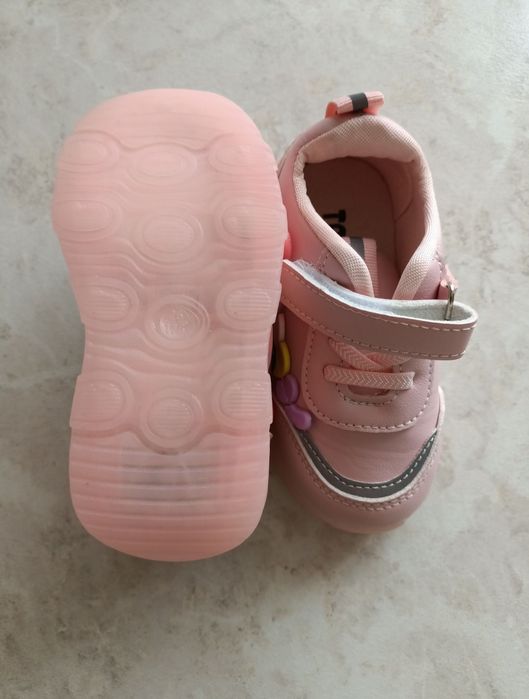 Продам детские кроссовки