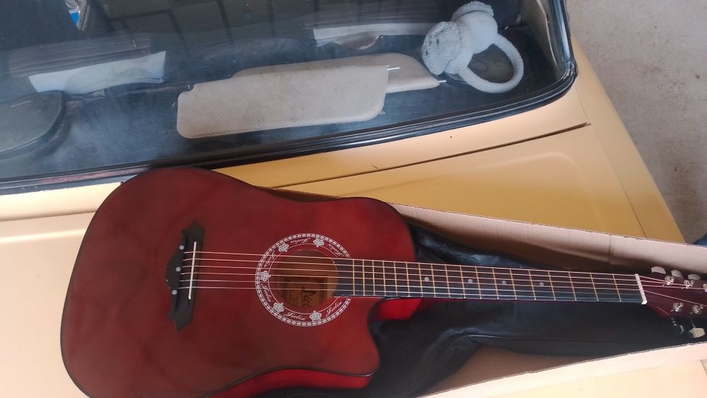 Ishlatilmagan yangi saqlangan gitara Samarqandda