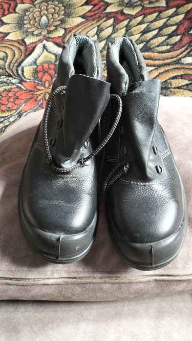 Продам осенние спец обувь