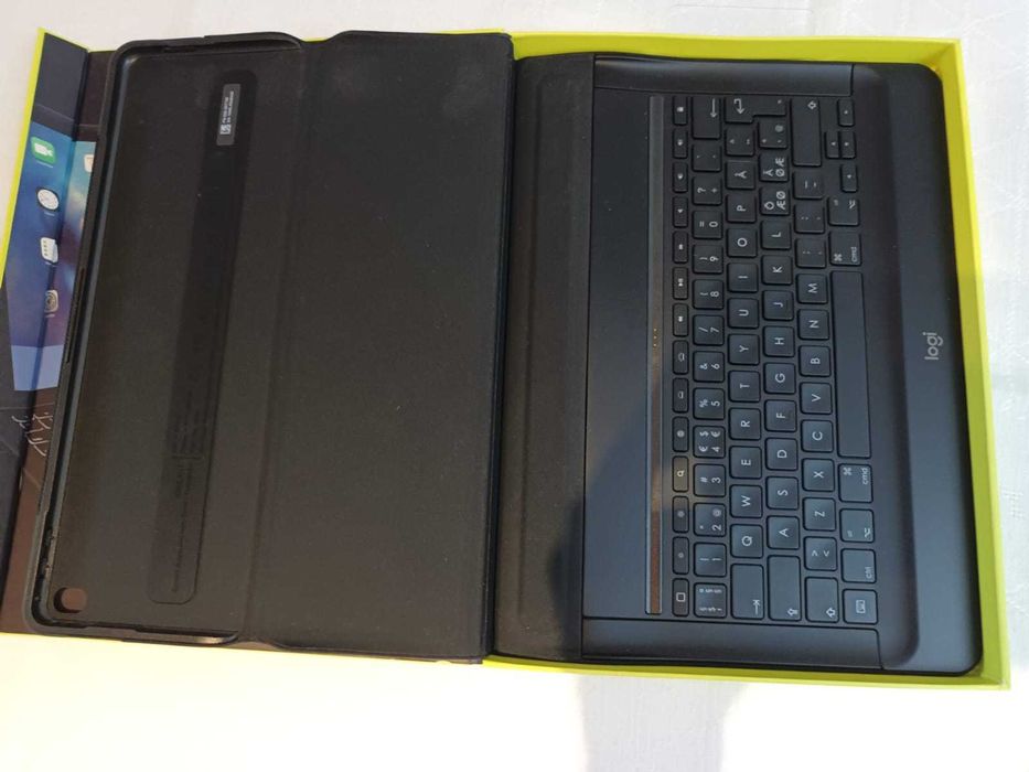 Husa IPad Pro cu tastatura Logitech