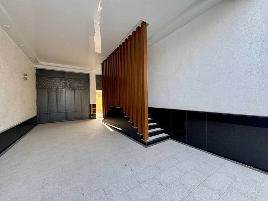 Дом 2х этажный новый построенный, 3 соток, 6 комнат, Лохутий