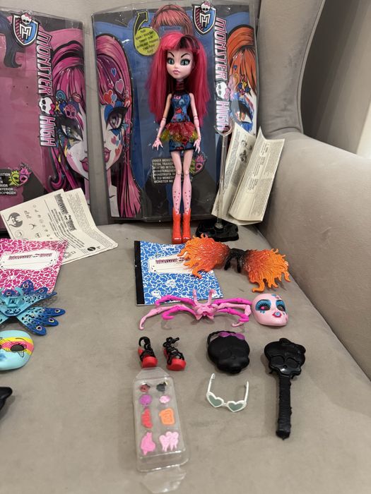 Монстряшки с коробками и аксессуарами