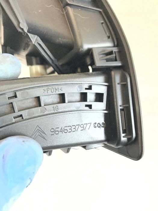 Десен въздуховод на таблото за Citroen C4 2.0 Hdi (2006) 9646337977
