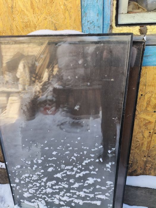 Отдам два стеклопакета.