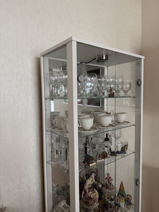 Vitrina cu oglina si iluminare