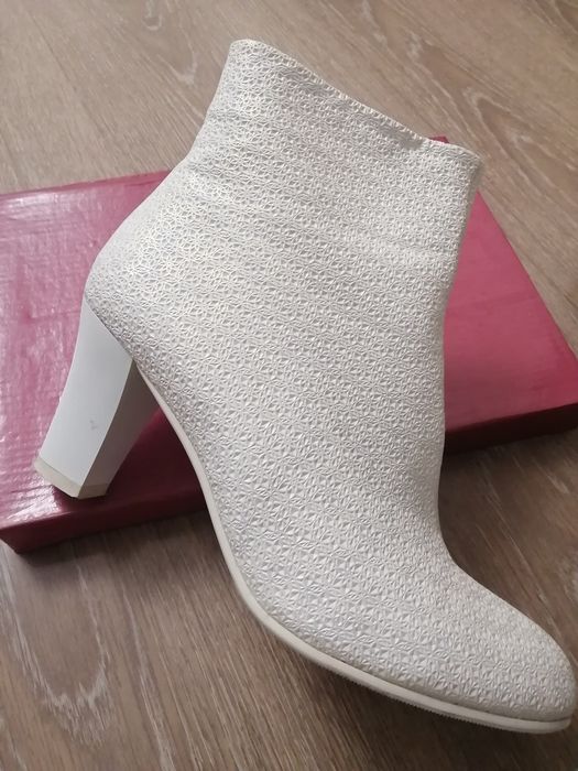 Продам полусапожки белые женские