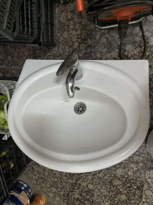 Продам раковину со смесителем