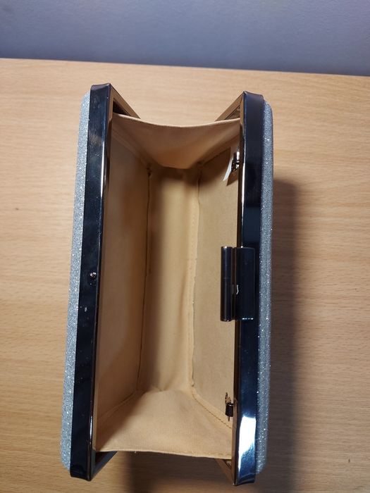 Сребриста чанта- тип клъч