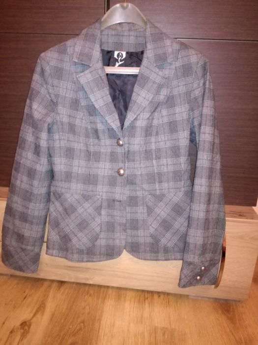 Дамски костюм- като нов