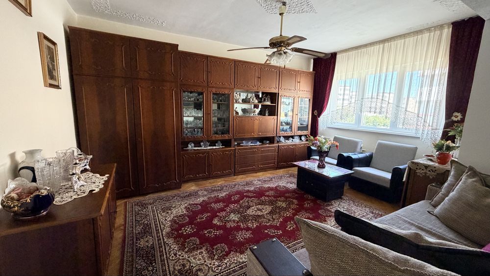 Se oferă spre vânzare un apartament cu 3 camere, situat în centrul municipiului Beiuș, pe Aleea Moților – Esplanada