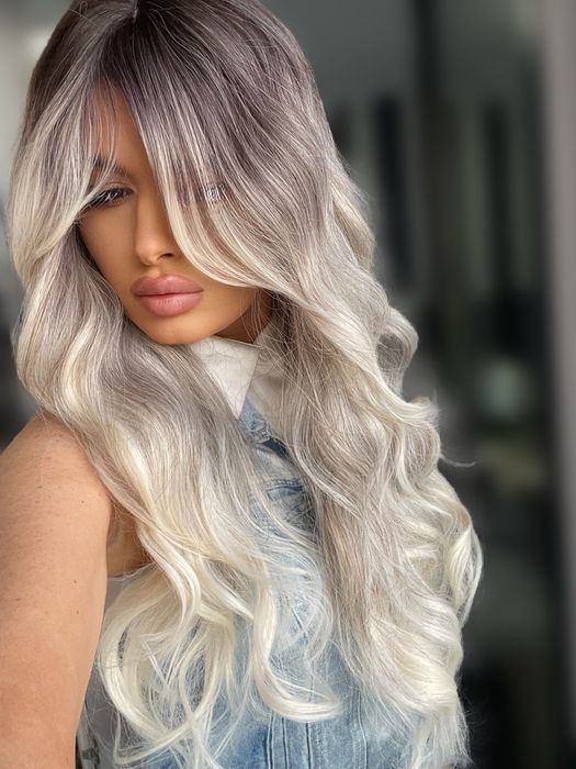 Peruca blonda  lunga , ondulata , blond gri , suvite