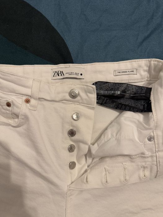 Blugi Zara.