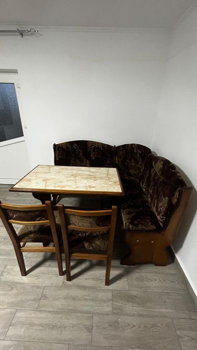 Colțar de bucătărie cu  masă și două scaune