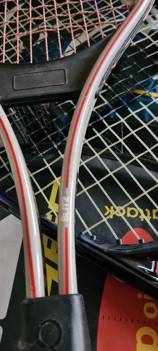 Тенис ракети едната е Фишер