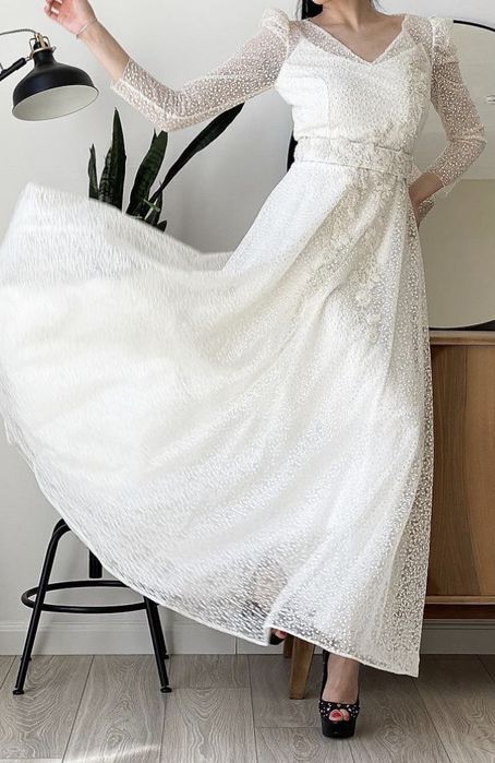 Белое вечернее платье.