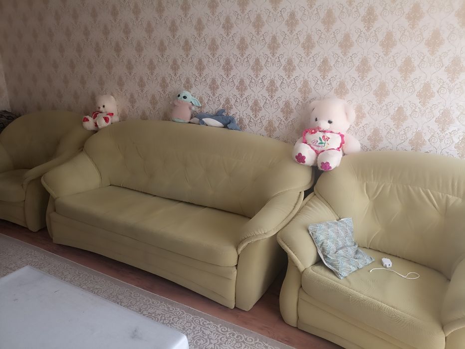 Мягкий уголок: диван, два кресло