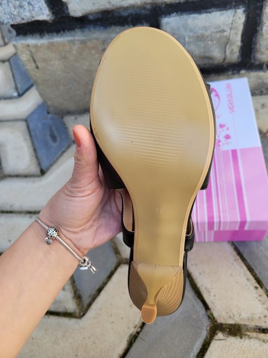 Vând sandale dama noi nr 39