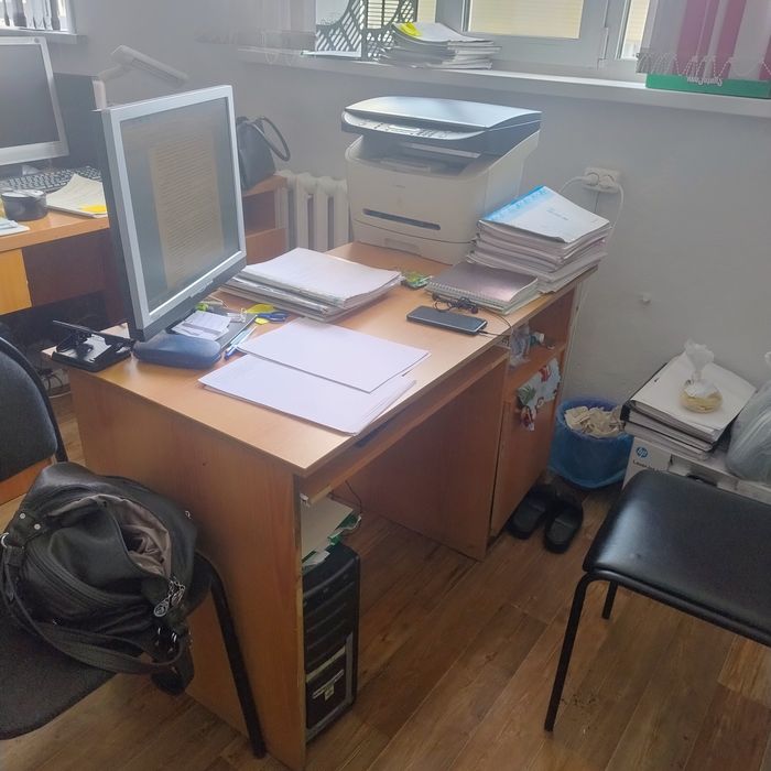 Продам мебель: столы и тумба