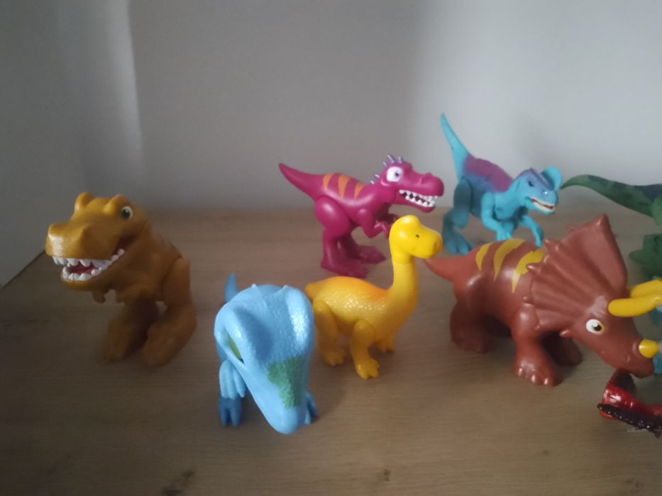 Vând lot jucării cu 12 dinozauri