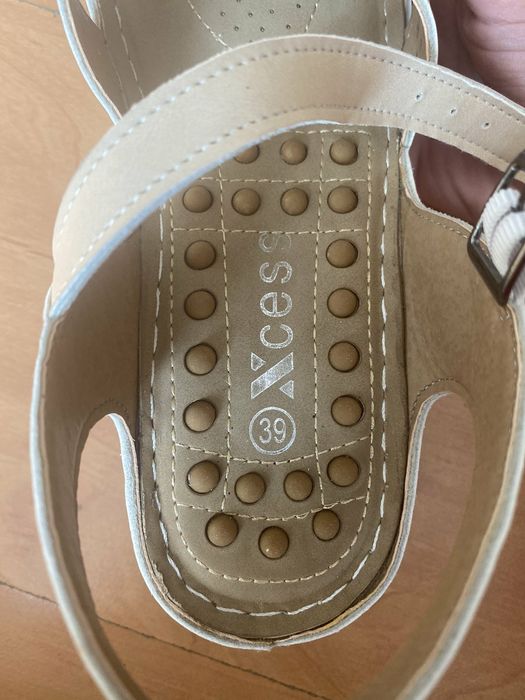 Удобни бежови сандали