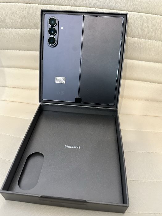 Samsung Galaxy Z Fold7, 12GB RAM, 512GB, 5G, Jetblack nou ! Cutie !