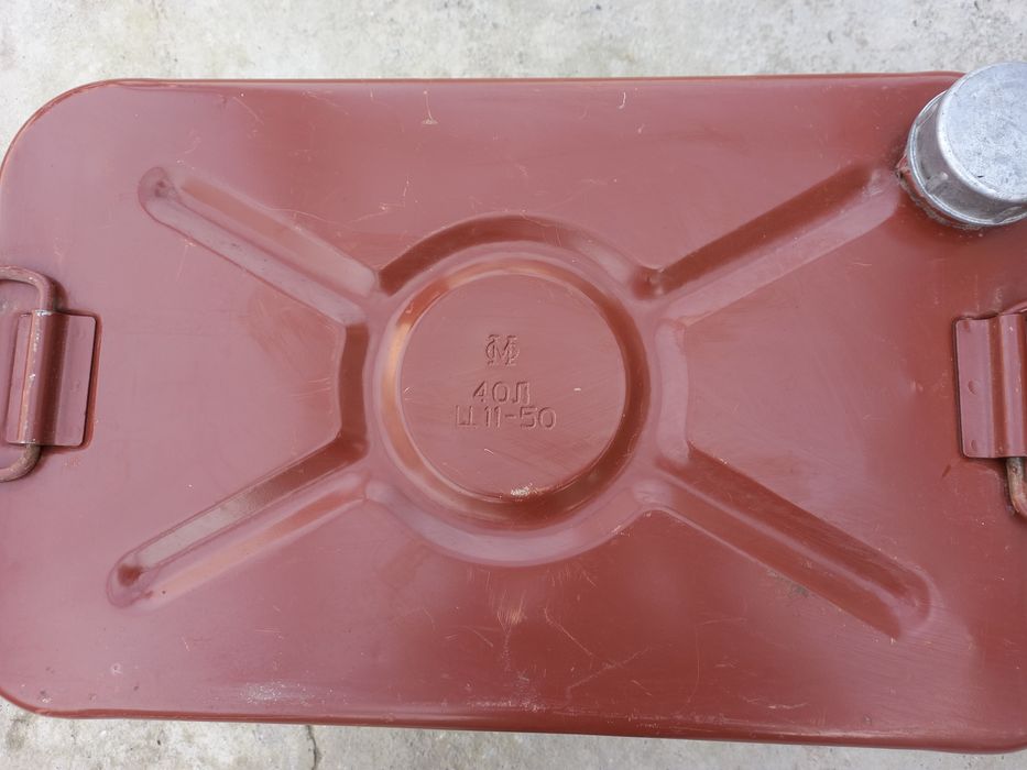 Продаются две советские канистры, по 40 литров,в отл.состоянии.звоните