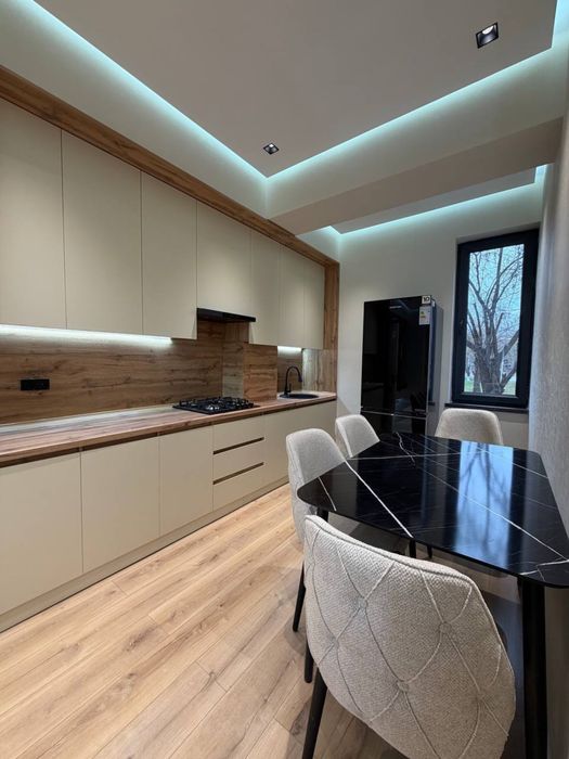 Продается своя 3-х комнатная квартира на Юнусабаде 11 квартале 1 этаж