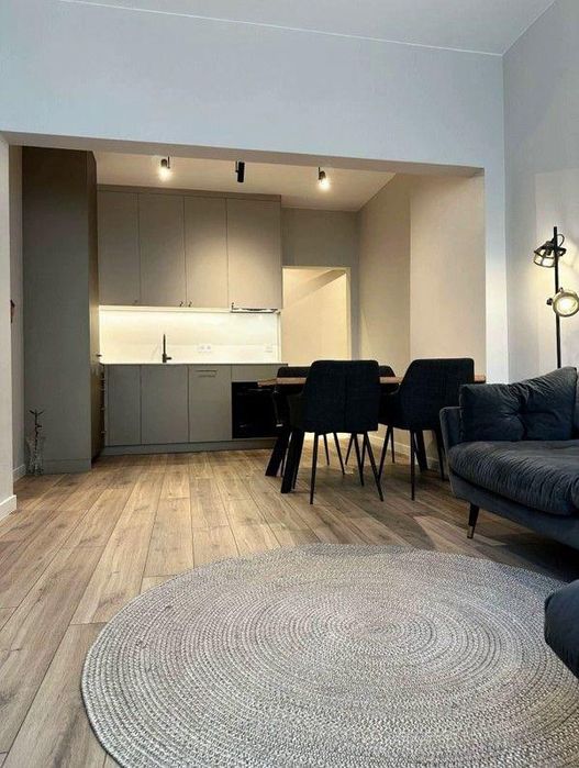 Дава се под наем Тристаен апартамент в София, Център - 70 кв.м за 1330 € - Снимка #1