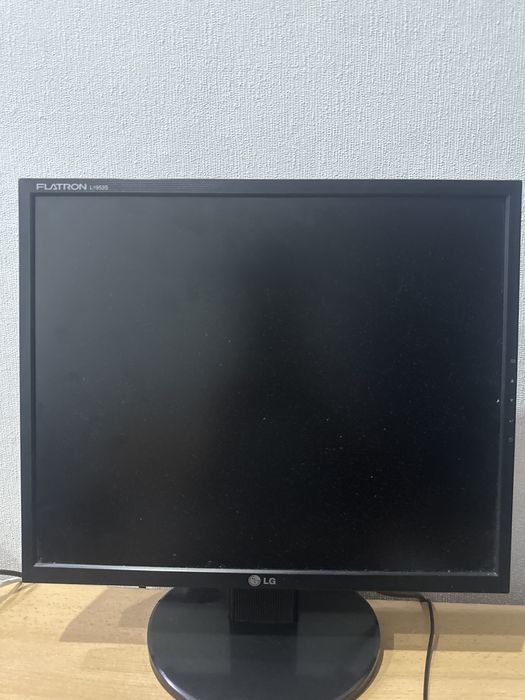 Монитор LG Flatron L1953SS-BF – компактный и надежный 19” ЖК-дисплей