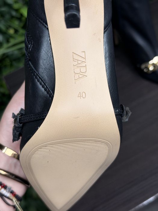 Нови дамски боти ZARA на висок ток със златиста верига, номер 40