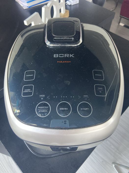 Multicooker BORK cu inductie