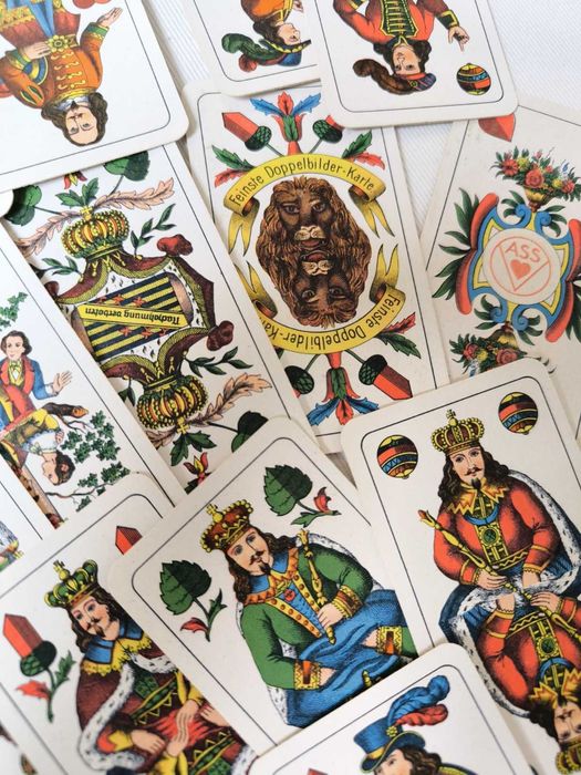 Продавам две тестета карти Altenburger Скат карти