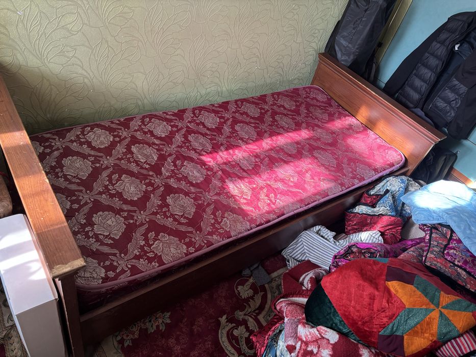 Кровать с матрасом