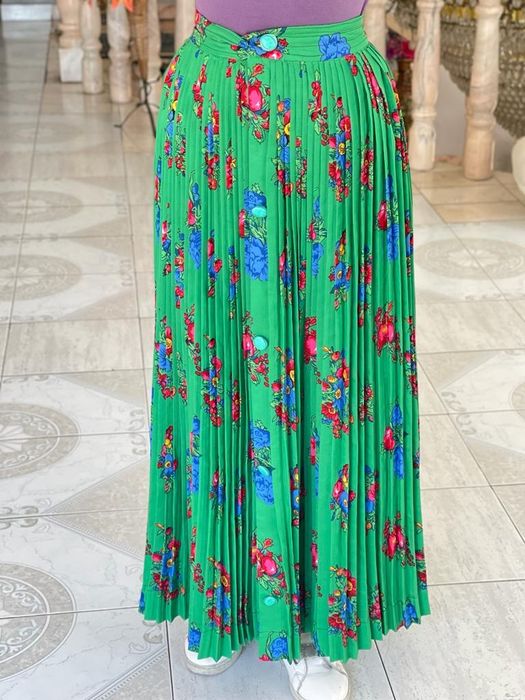 fustă lungă frumoasa și vaporoasa