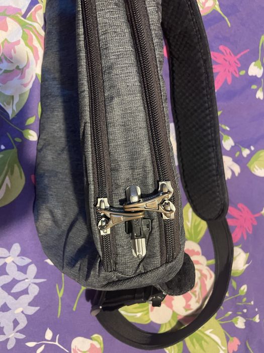 Продавам чанта за документи против кражба Pacsafe Vibe 325