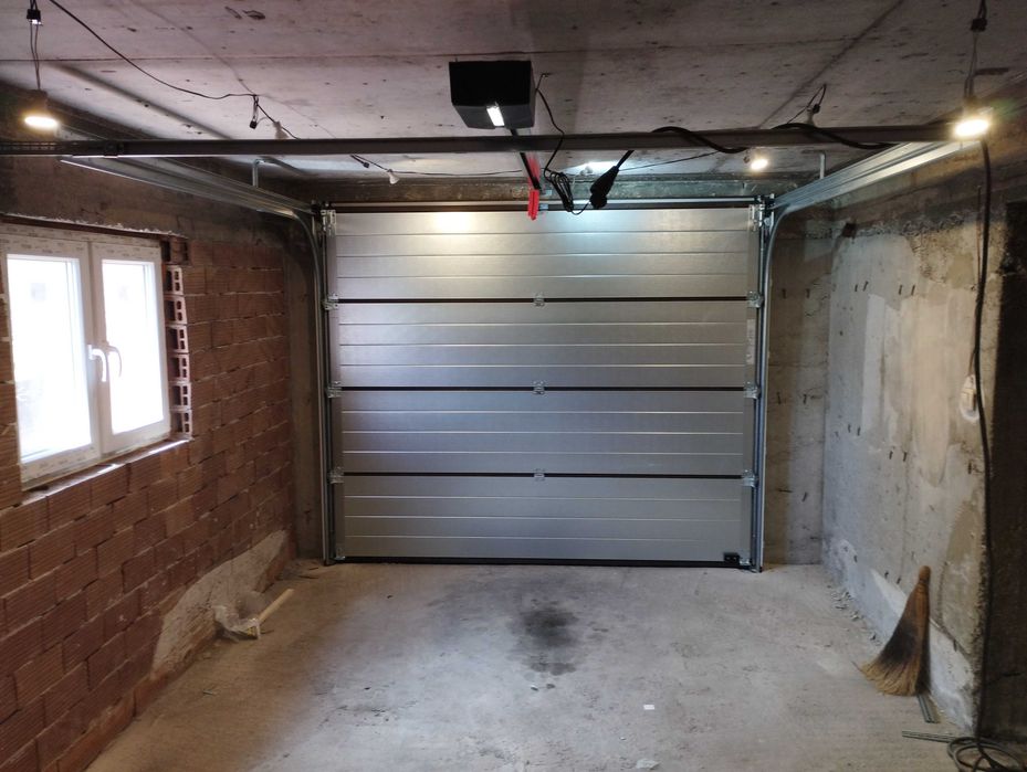 Немски гаражни секционни врати Хьорман с размер 3000х2250