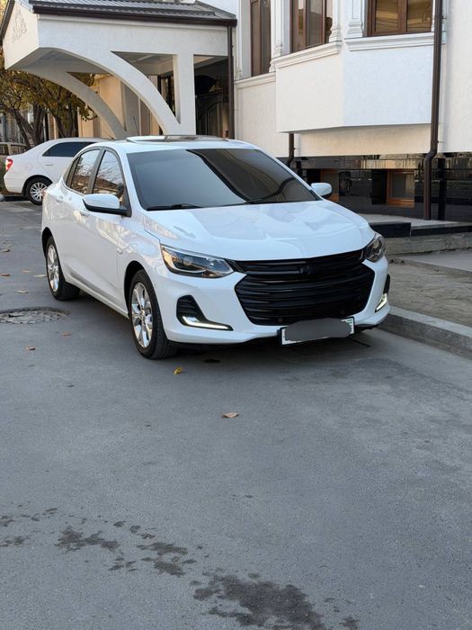 Продаеься chevrolet onix белый