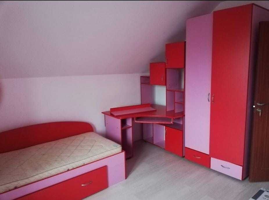 Mobila de lemn rosie/roz