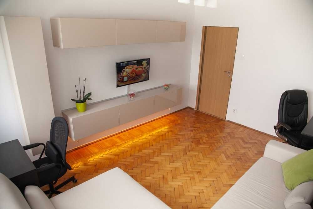 Proprietar, vând apartament cu 2 camere, sector 2, Bd Basarabia, decomandat, 45 mp utili, etaj 8/9, mobilat si utilat, pret 114.000 negociabil.