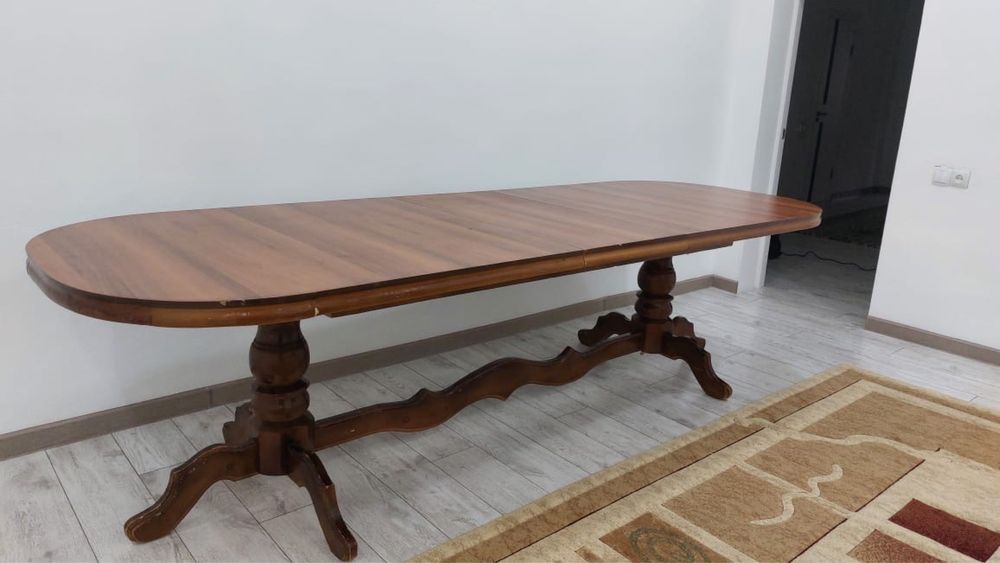 Большой стол.