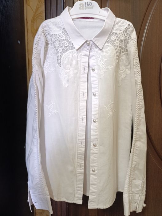 Продаются белые школьные рубашки.