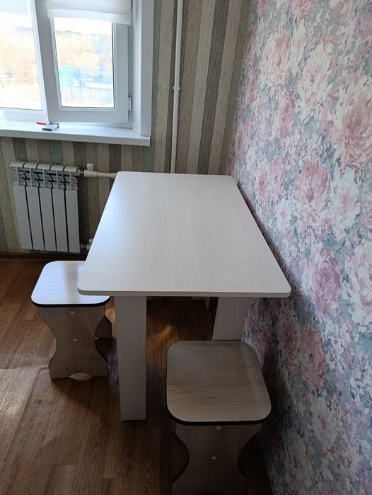 Продам стол и табуретки для кухни
