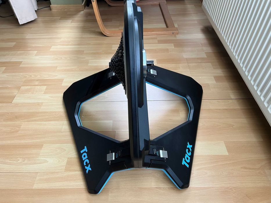 Home trainer Tacx NEO 2T Smart + Pachet accesorii
