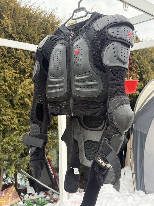 Vând protecție moto completă DAINESE – stare foarte bun
