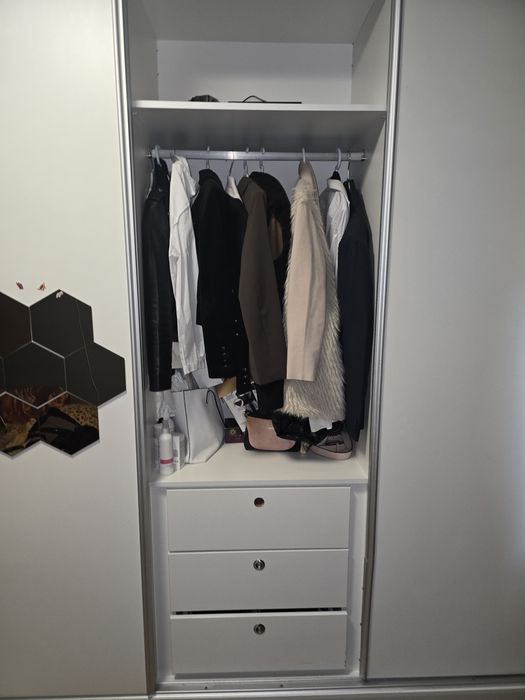 Голям бял гардероб с плъзгащи врати