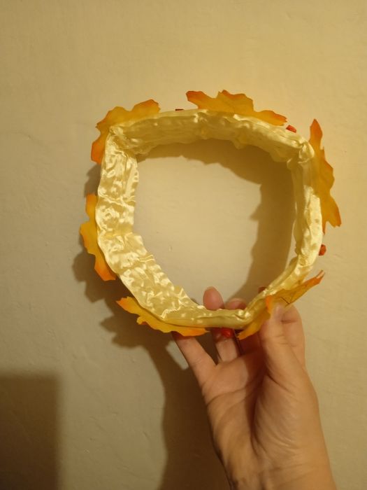 Корона из листьев на новый год
