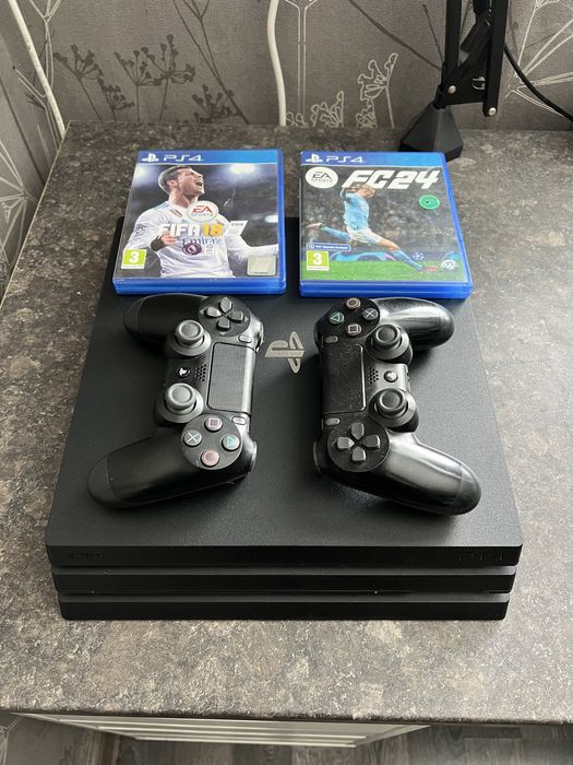 PlayStation 4 Pro 1TB / 2 Джойстика / 2 игри
