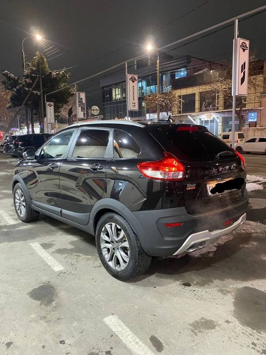 Lada Xray srochni sotiladi