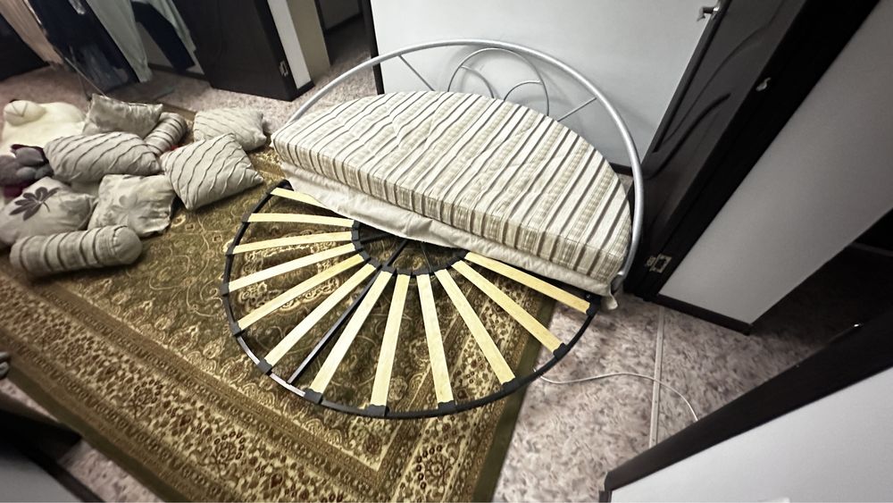 продам авальныи диван выдвежной в хорошем состояние